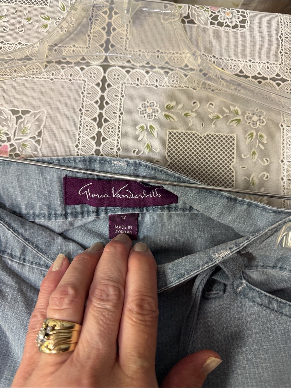 Gloria Vanderbilt Light Turquoise Cropped Cargo Capris with Embroidery - Picture 2 of 4